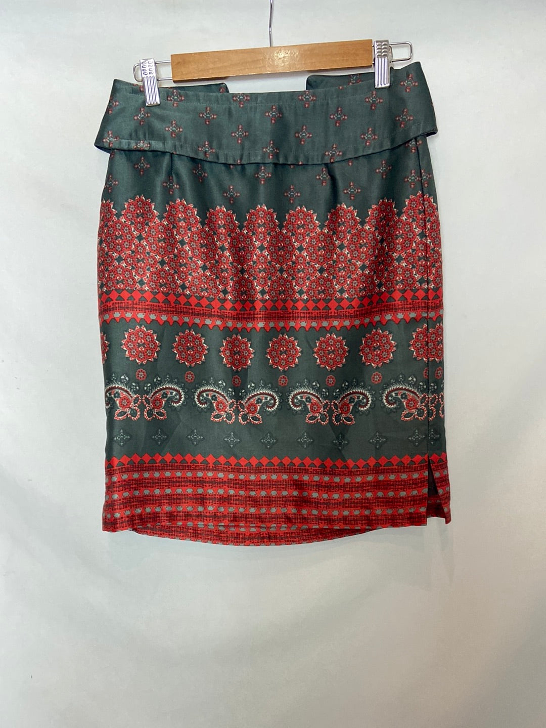 TRUCCO. Falda corta verde estampada T.38