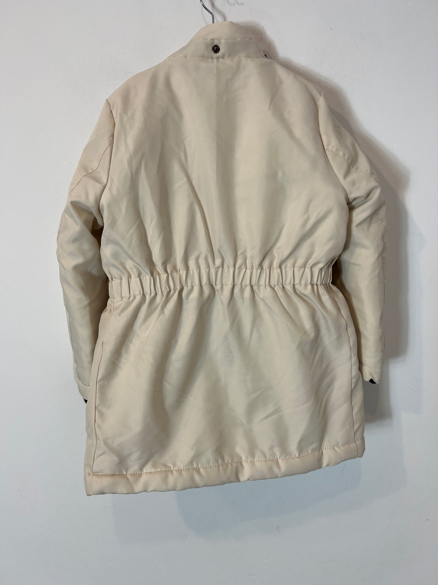 ONLY. Abrigo color crudo bolsillos. T 8 años