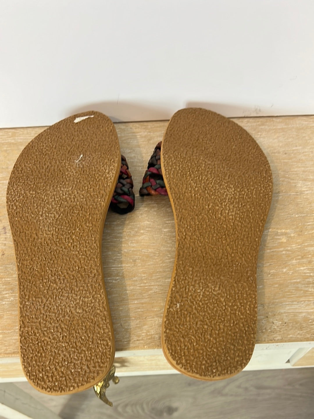 OTRAS. Sandalia plana tira colores. T 40