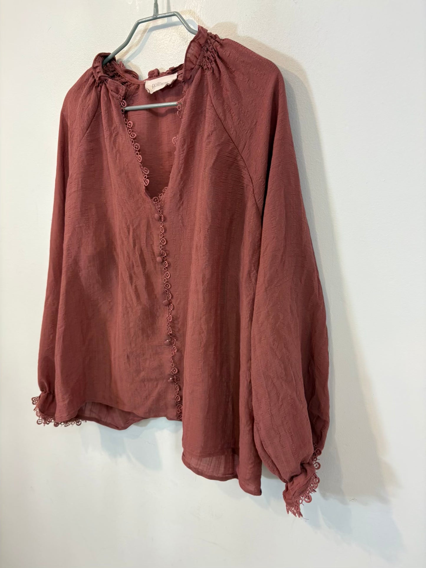 POLÍN ET MOI. Blusa fluida rosa oscuro detalles