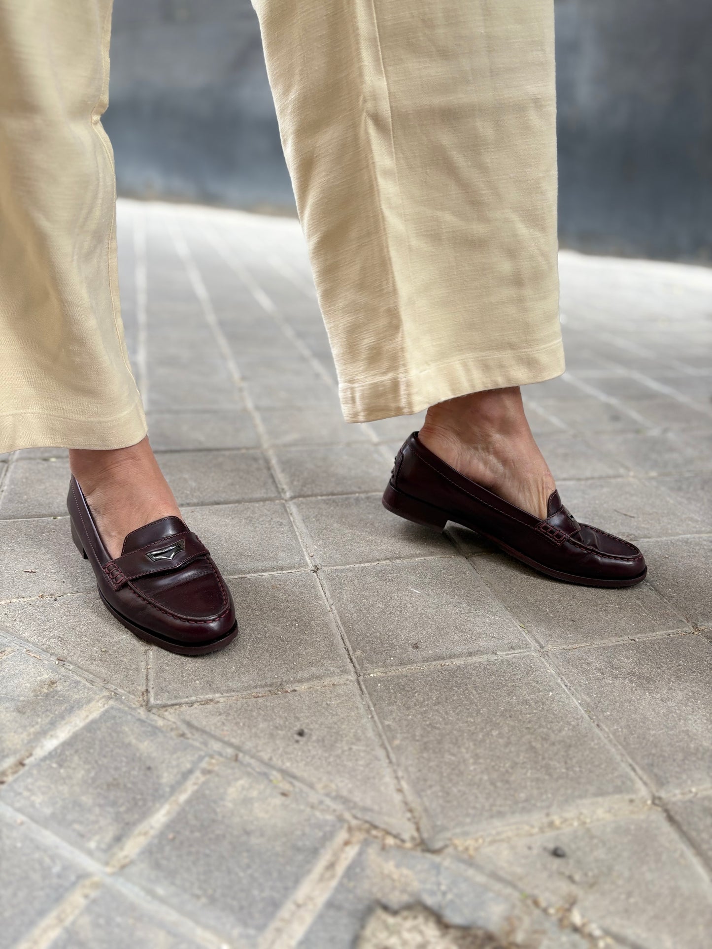 TOD´S . Mocasines piel burdeos. T 38