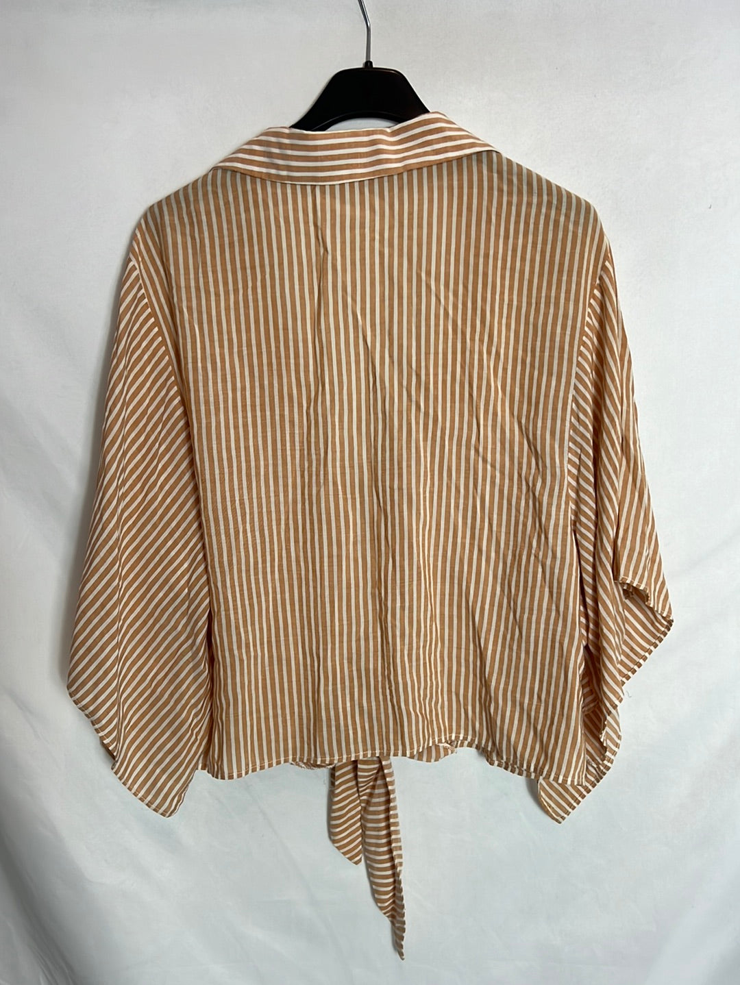BERHSKA. Blusa rayas corchetes. T L