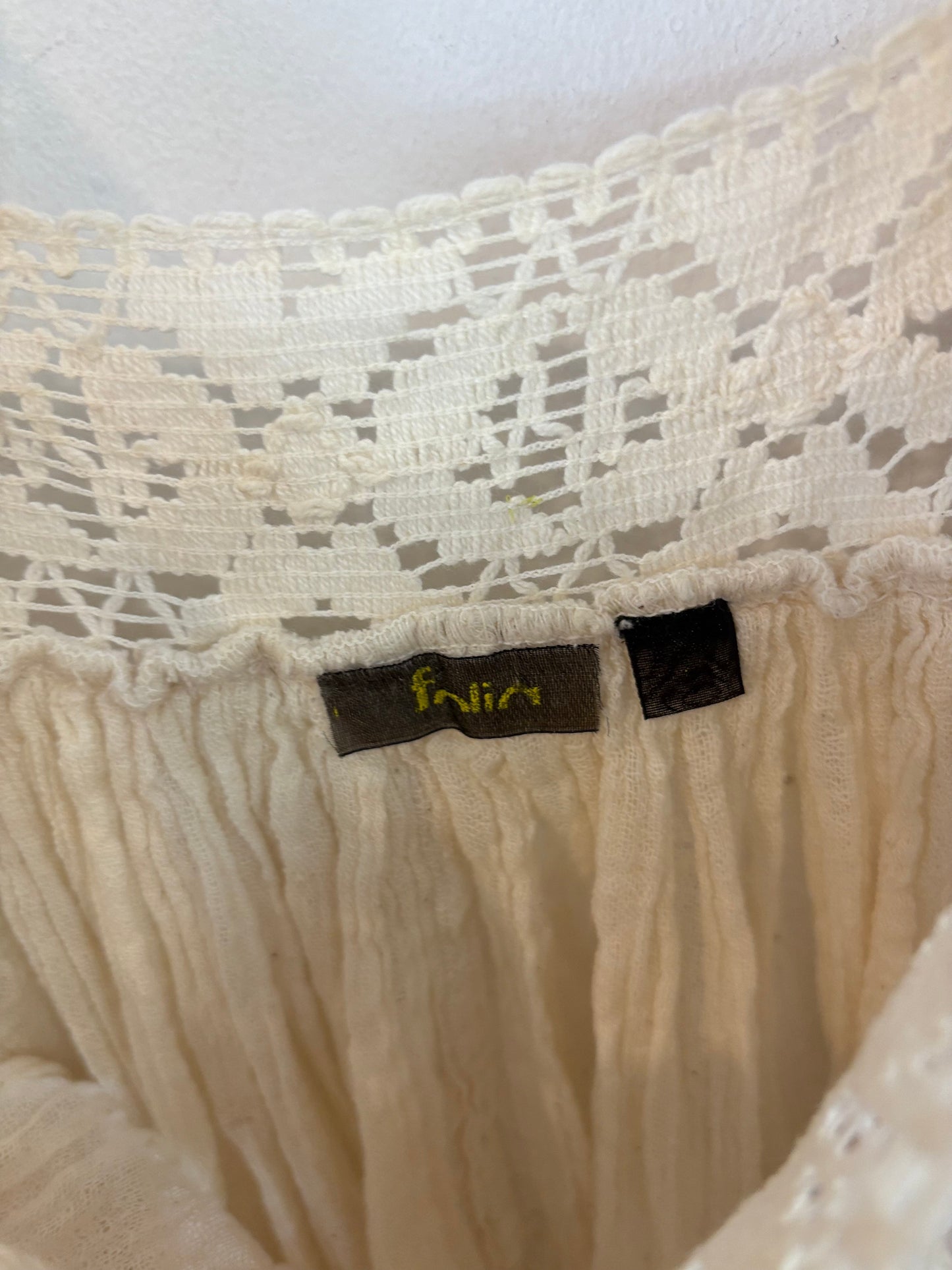 OTRAS. Blusa beige algodón detalle escote. T S