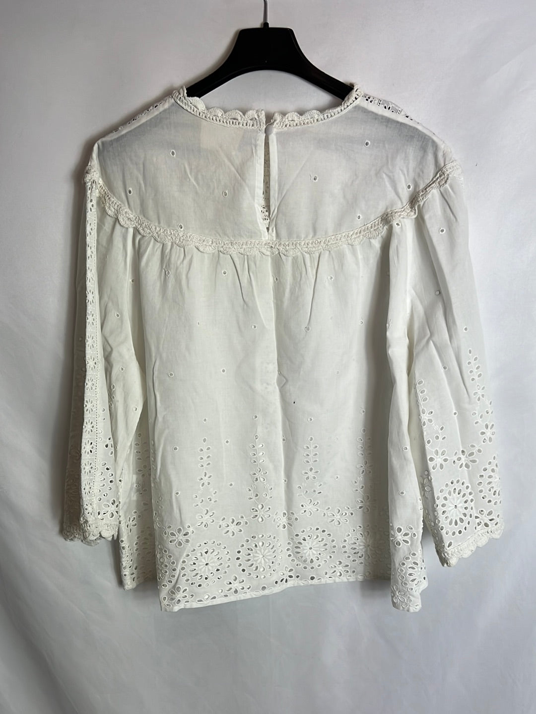 SÉZANE. Blusa blanca trioquelada. T 36