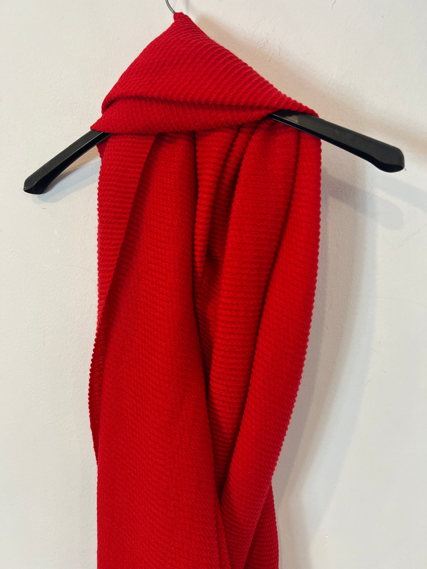 EASY WEAR. Light textured red scarf