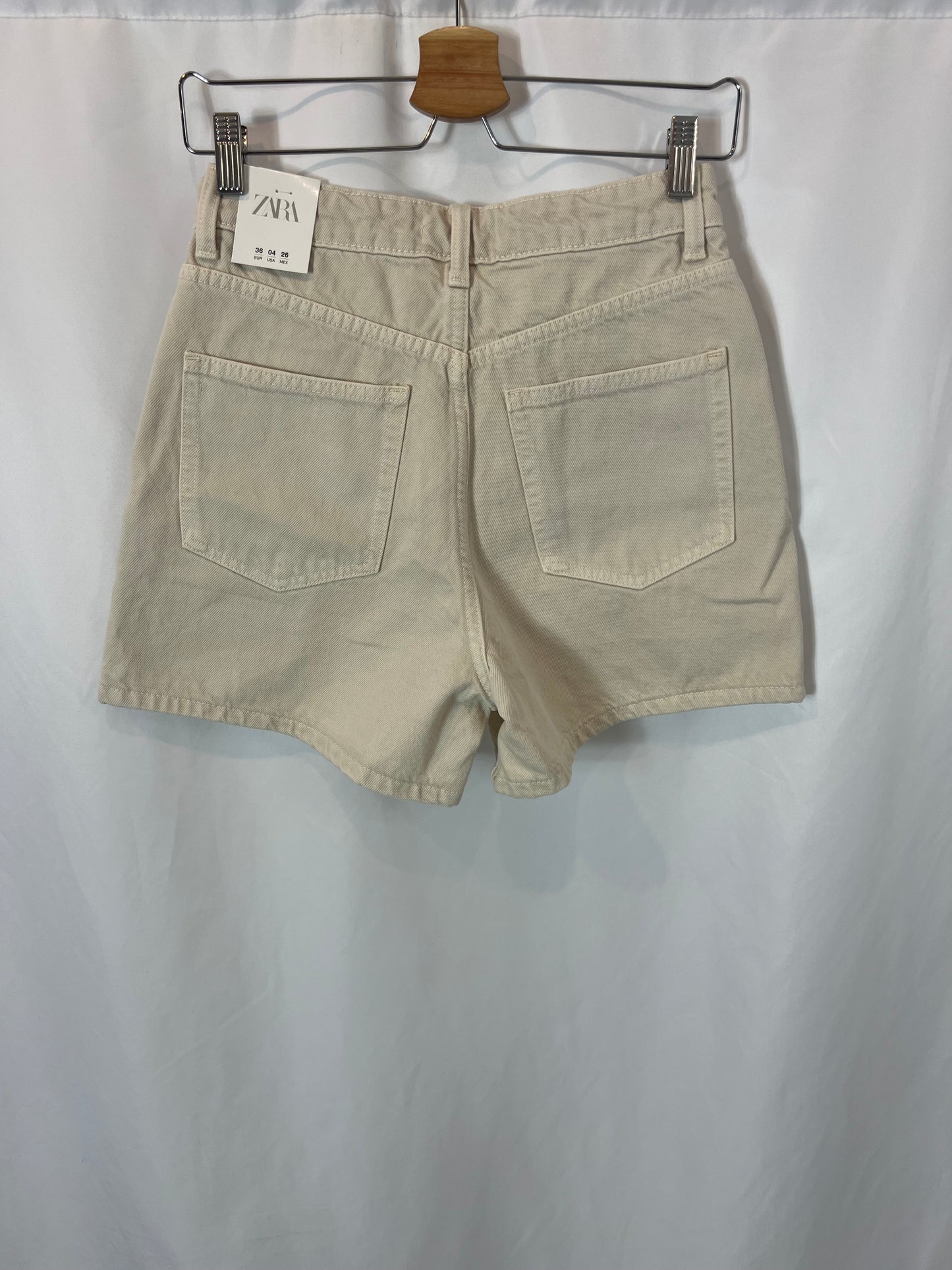 ZARA. Beige denim shorts. T 36