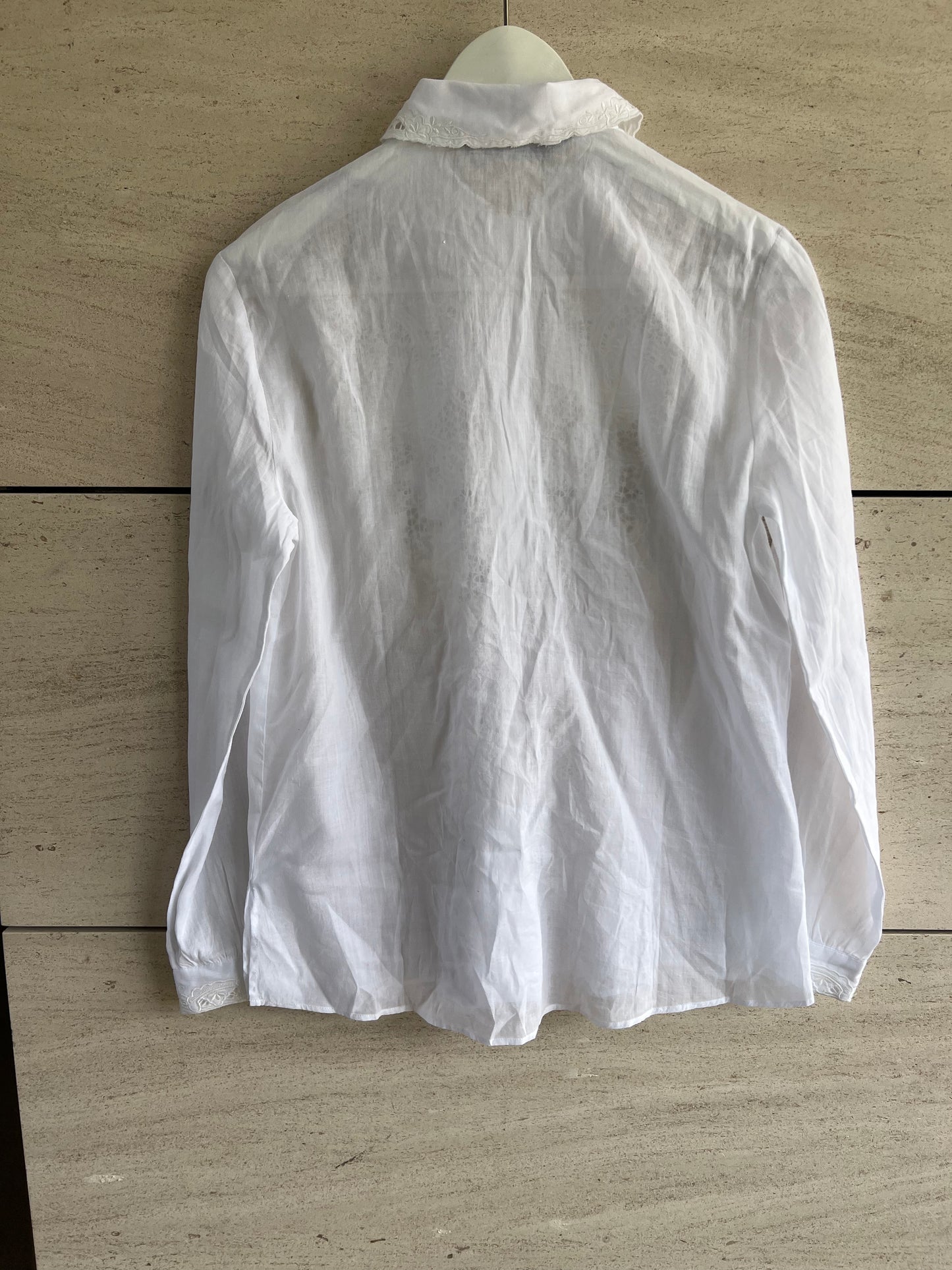 ZARA. Blusa blanca bordada T.xs