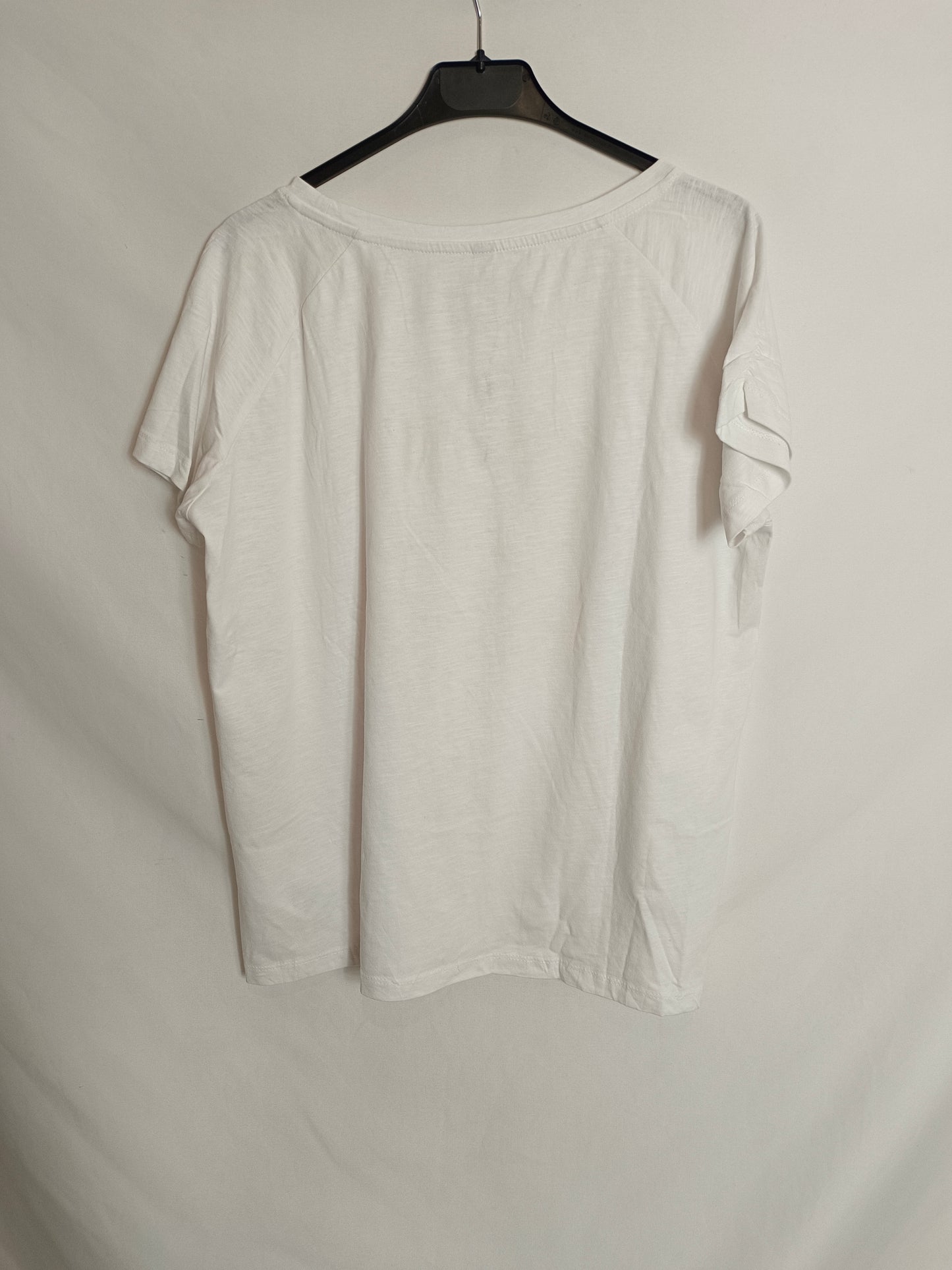 BLENDSHE. White T-shirt with yellow logo. TL