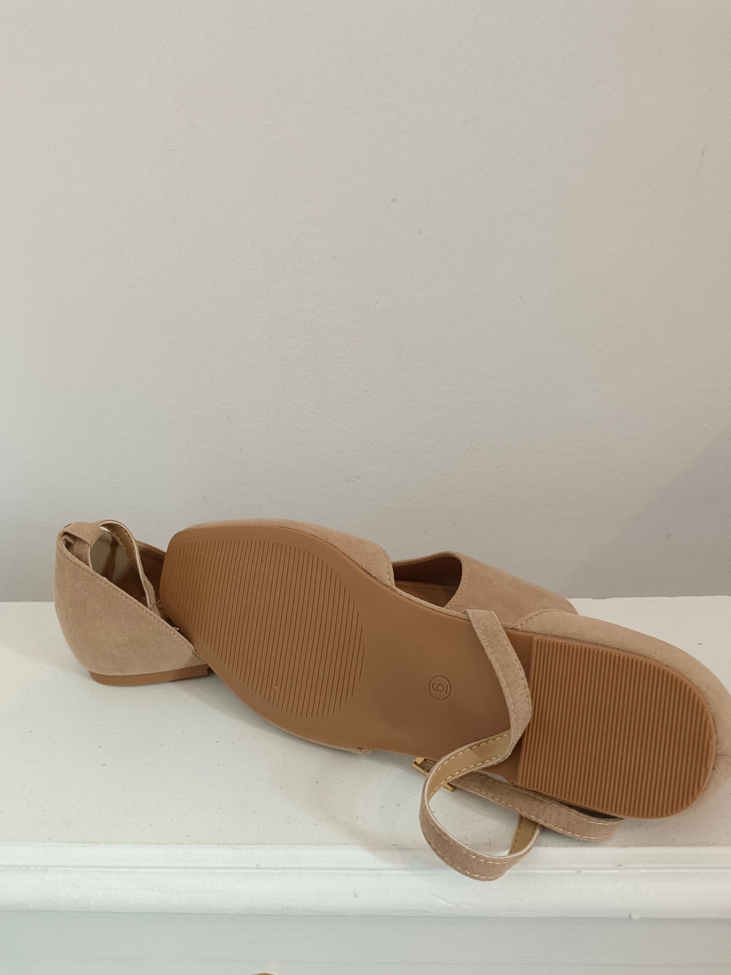 ASOS. Zapatos beige antelina T.39