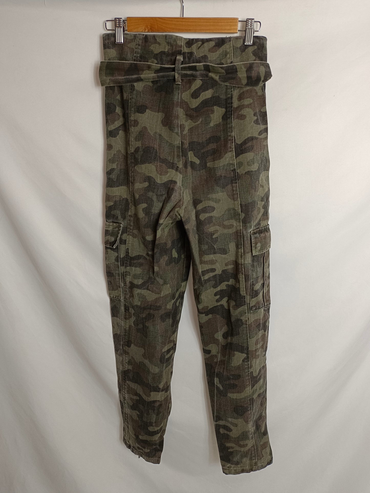 ZARA. Pantalón denim camuflaje T.36