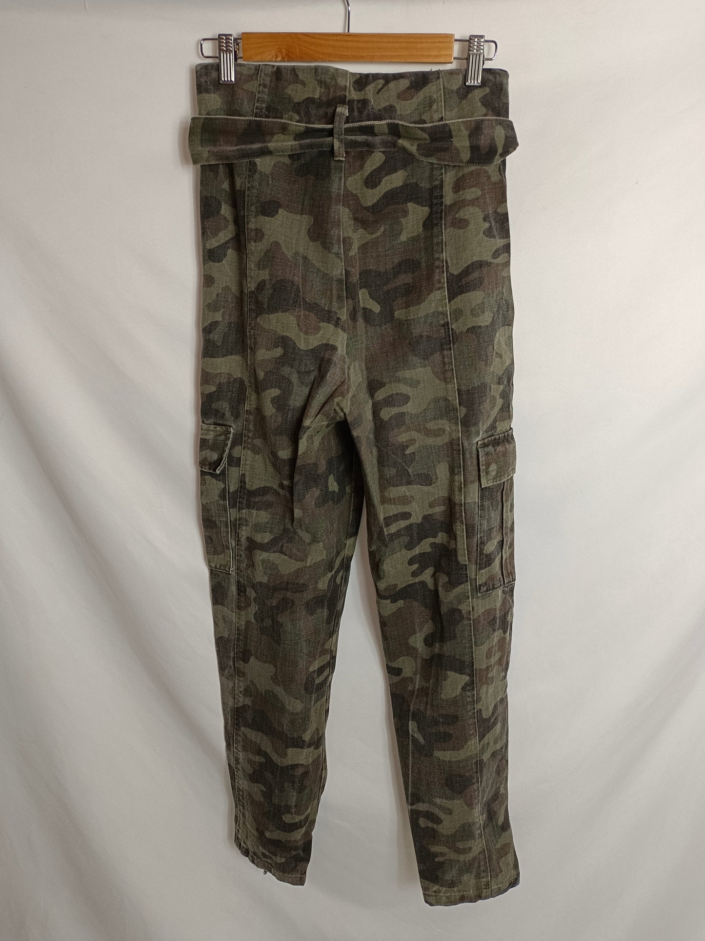 ZARA. Pantalón denim camuflaje T.36