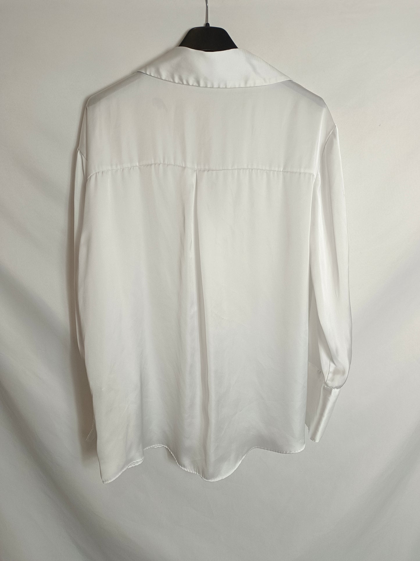 ZARA. Blusa blanca satinada T.M