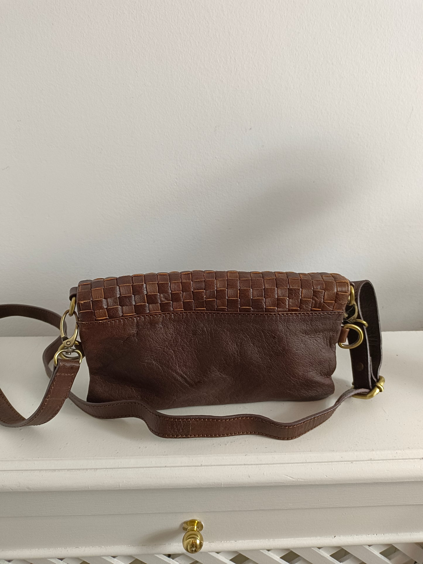 XANEN. Bolso trenzado marrón