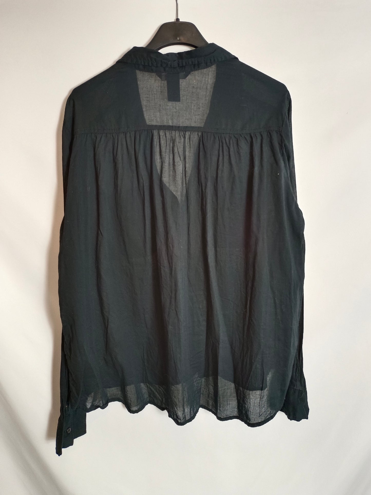 H&M. Camisa negra básica T.38