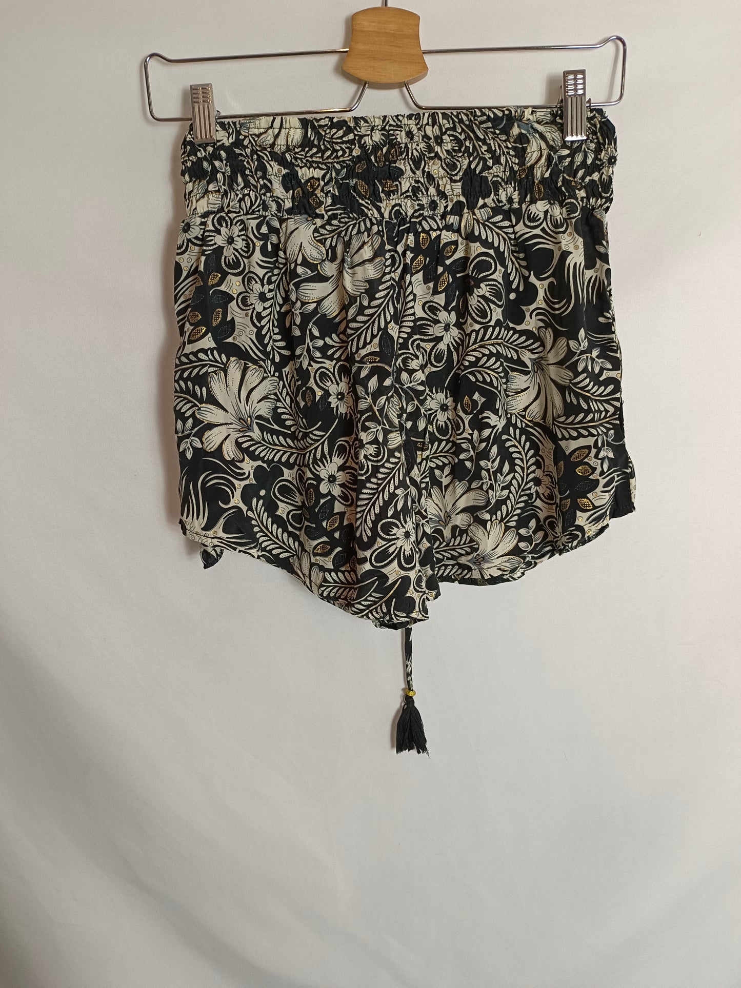 PETIT CUITI. total look Kimono y pantalón negro flores tu(m)