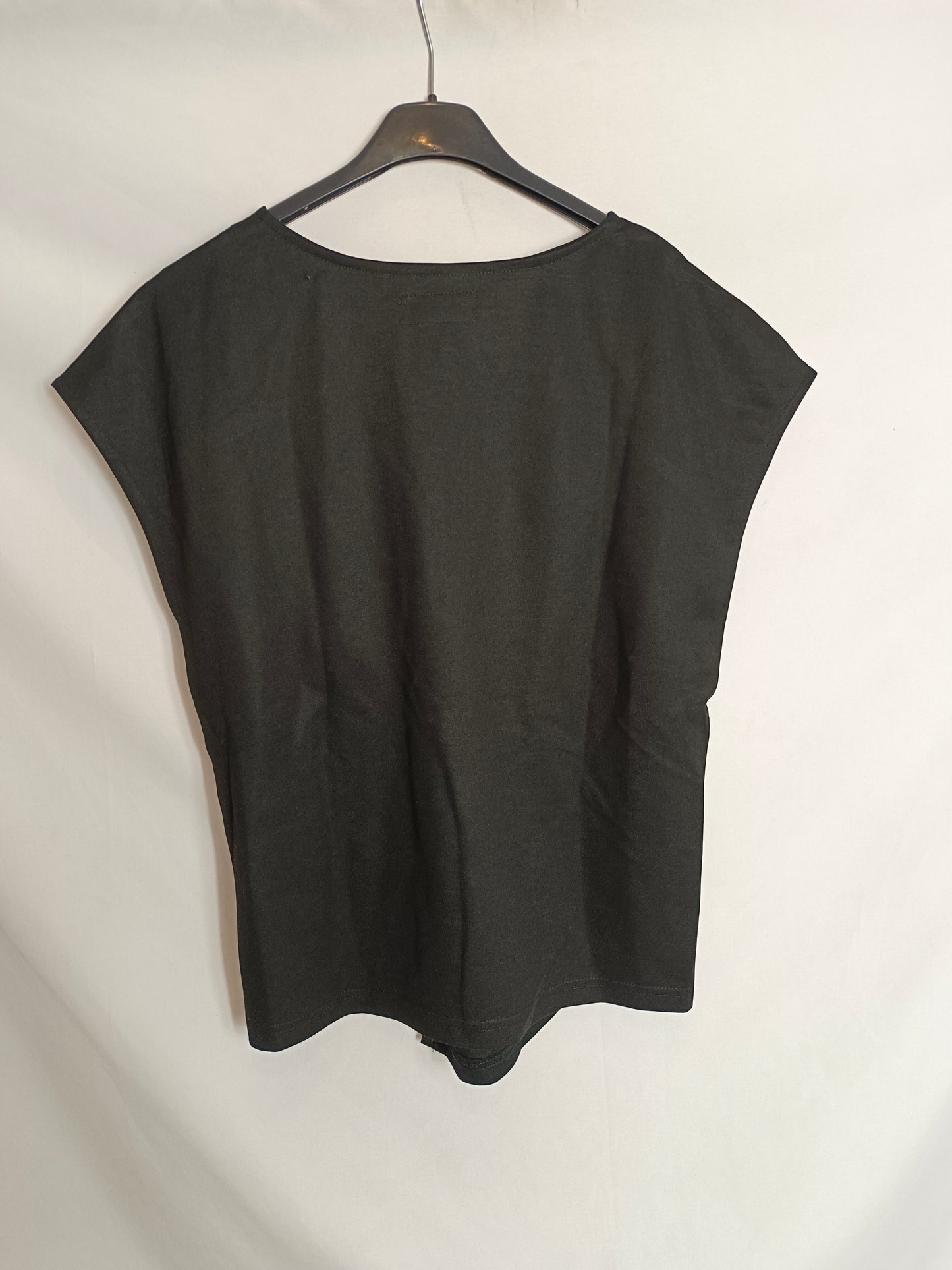 LEFTIES. Top negro nudo T.s