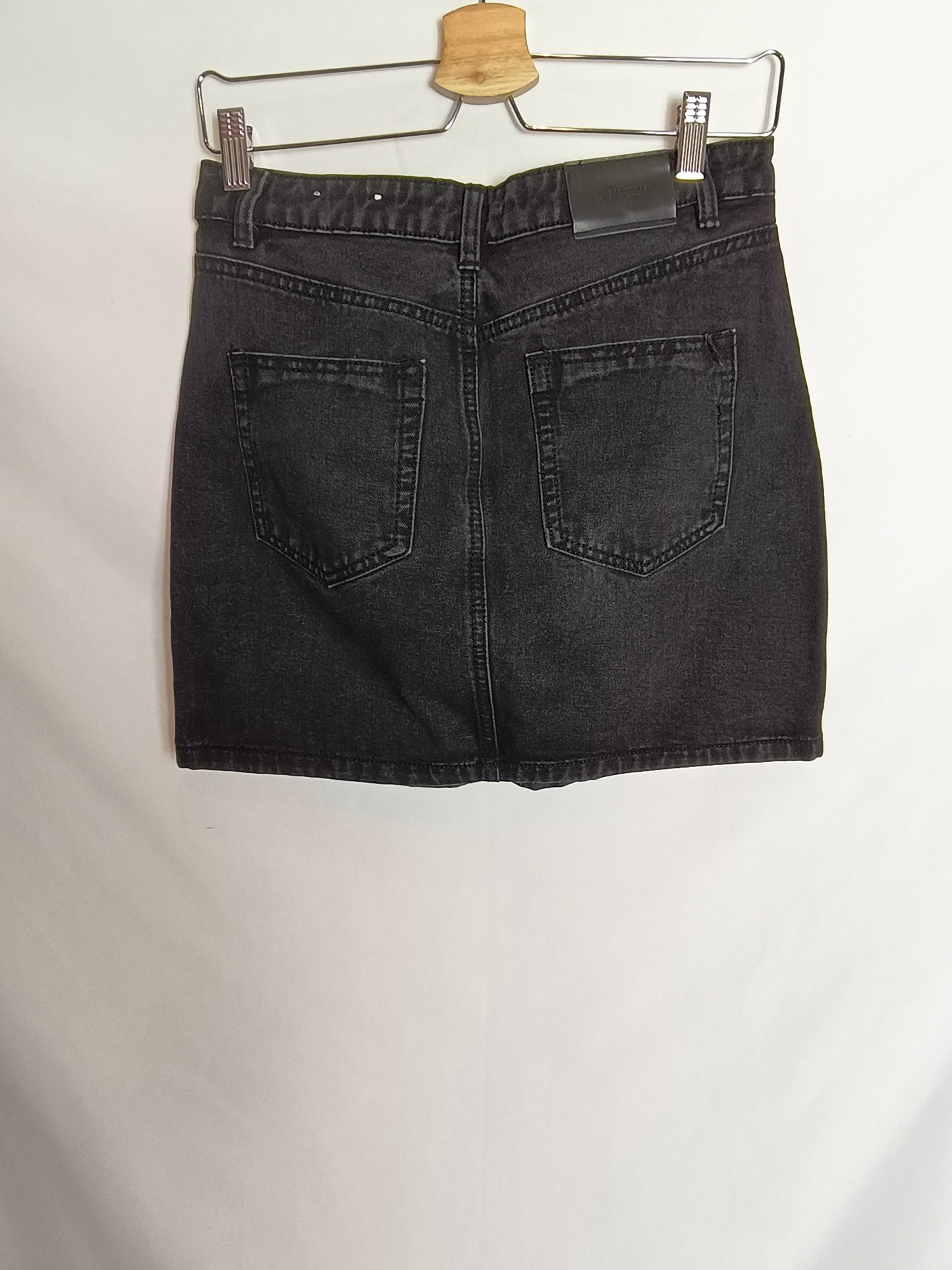 STRADIVARIUS. Falda negra denim T.36