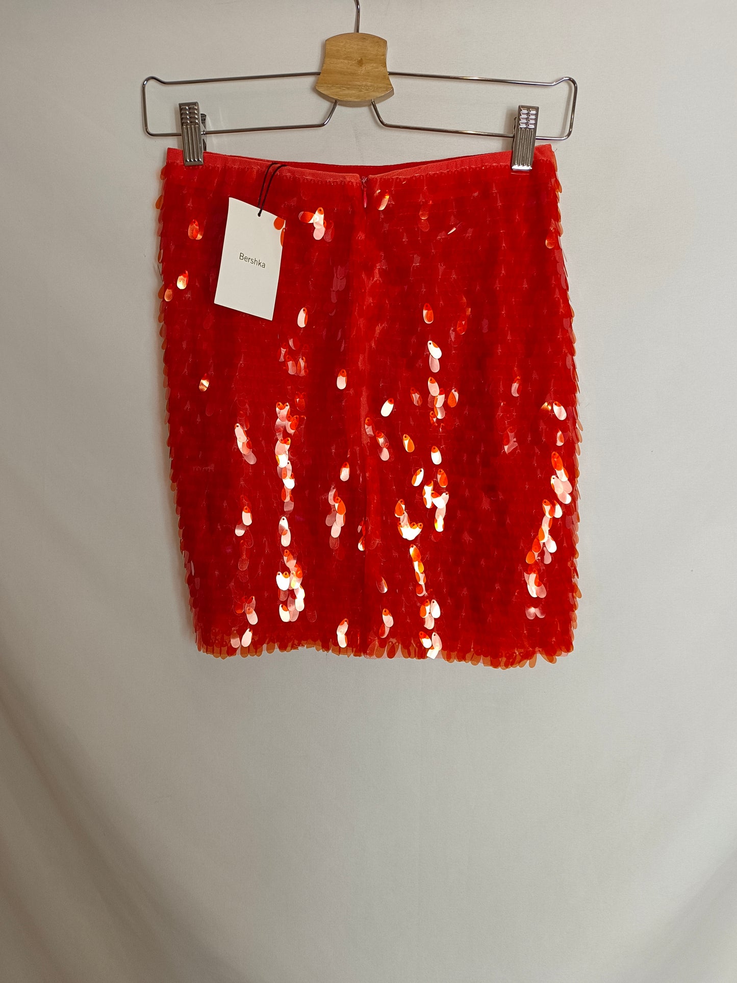 BERSHKA. Falda roja lentejuelas T.s