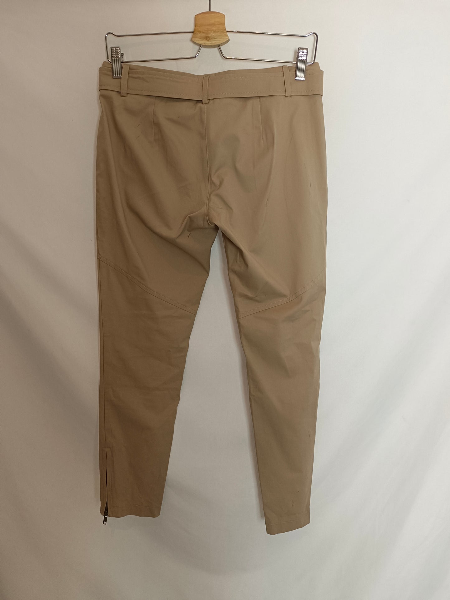 MANIA. Pantalón beige cinturón T.42