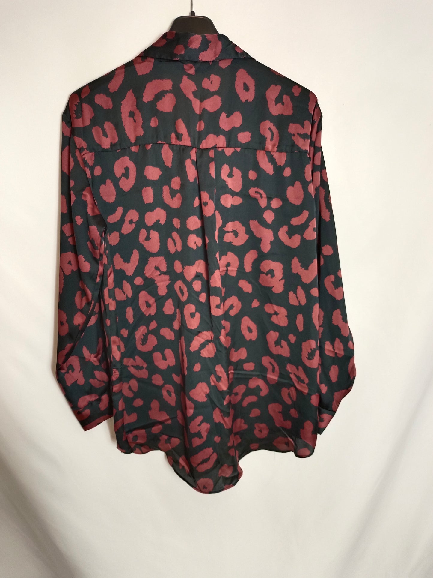 ZARA. Blusa negra print Burdeos T.m