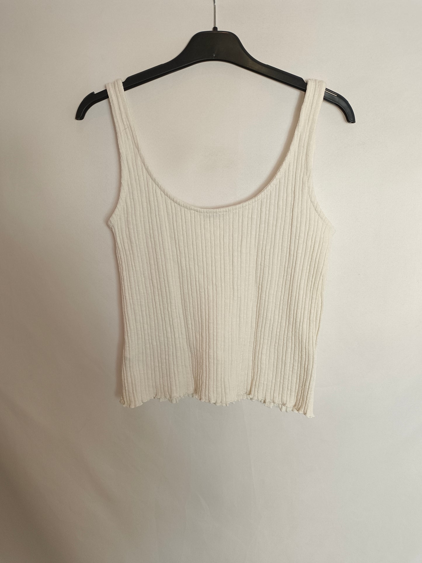 STRADIVARIUS. Top canalé color crudo. T S