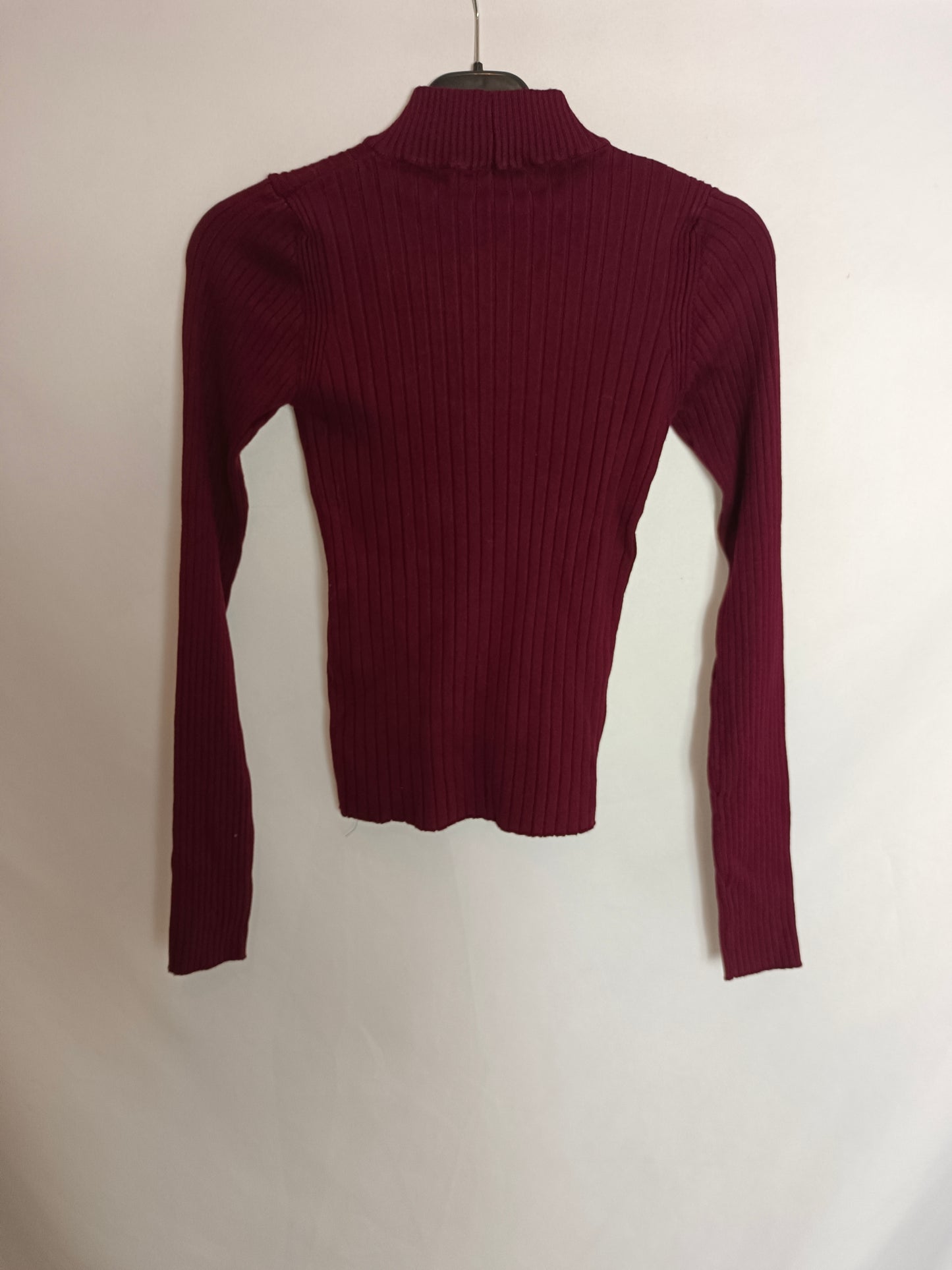 BERSHKA. Top canalé burdeos. T S