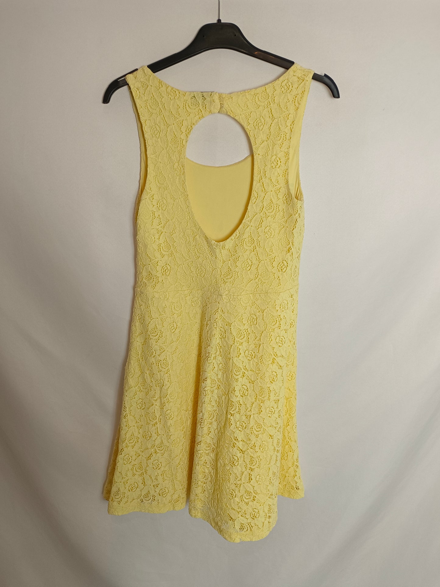 VILA. Short yellow lace dress. TS