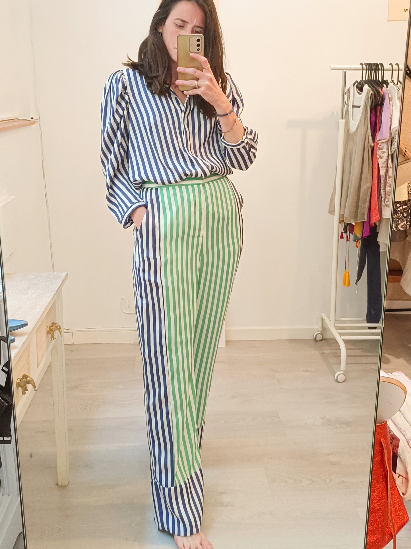 RENATA LOZANO. Total look rayas fluido