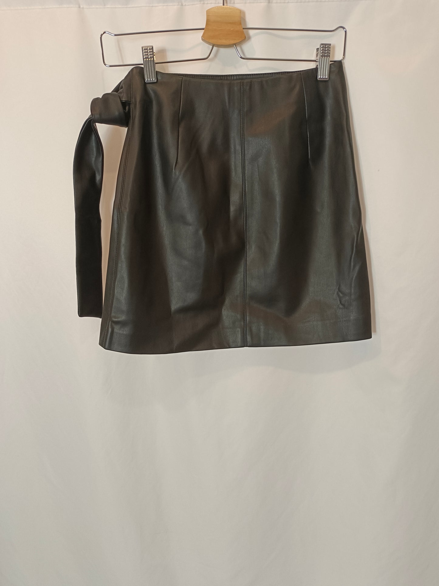 MANGO. Short faux leather skirt T.xs