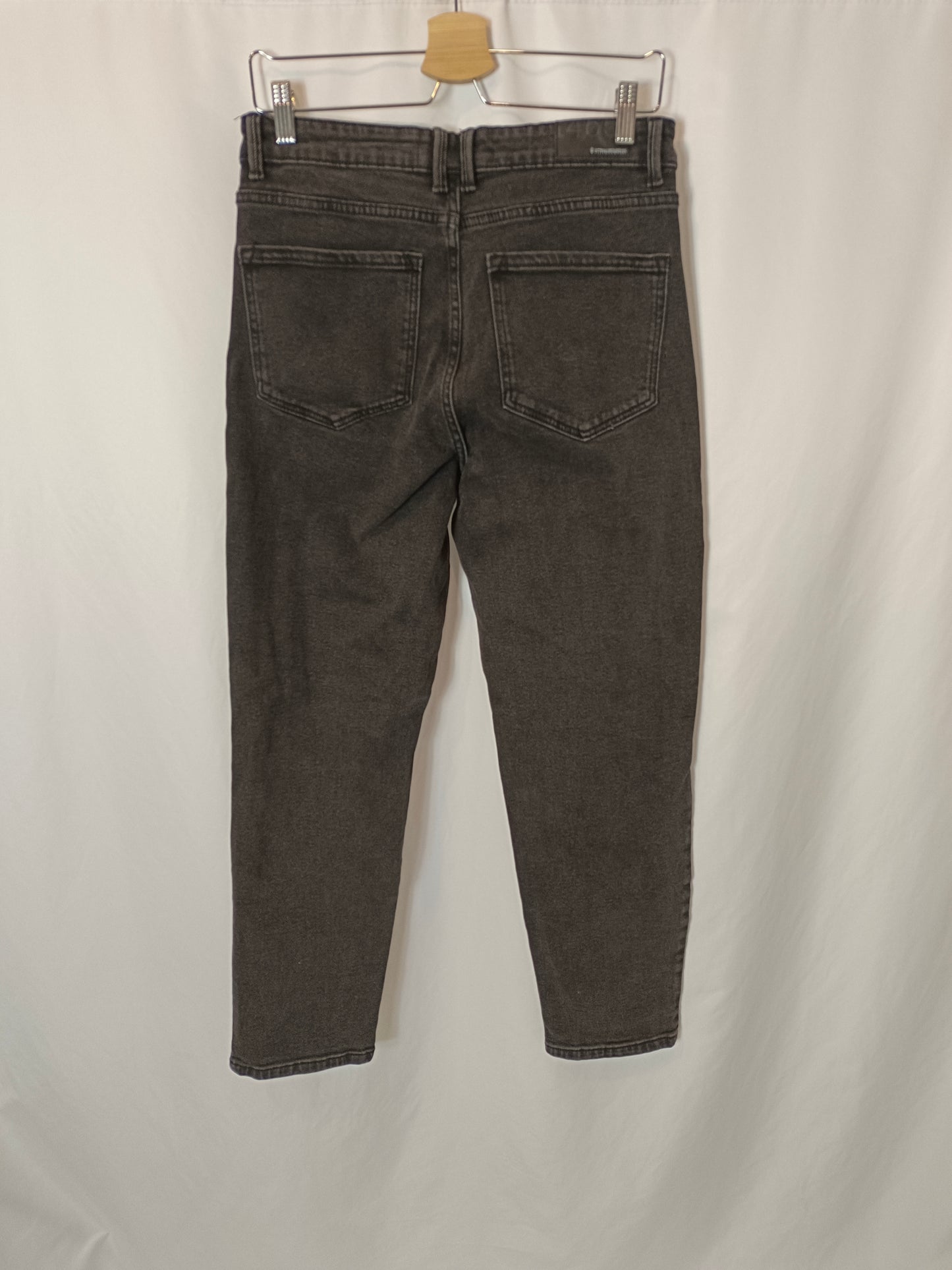 STRADIVARIUS. Denim negro semi-elástico. T 40