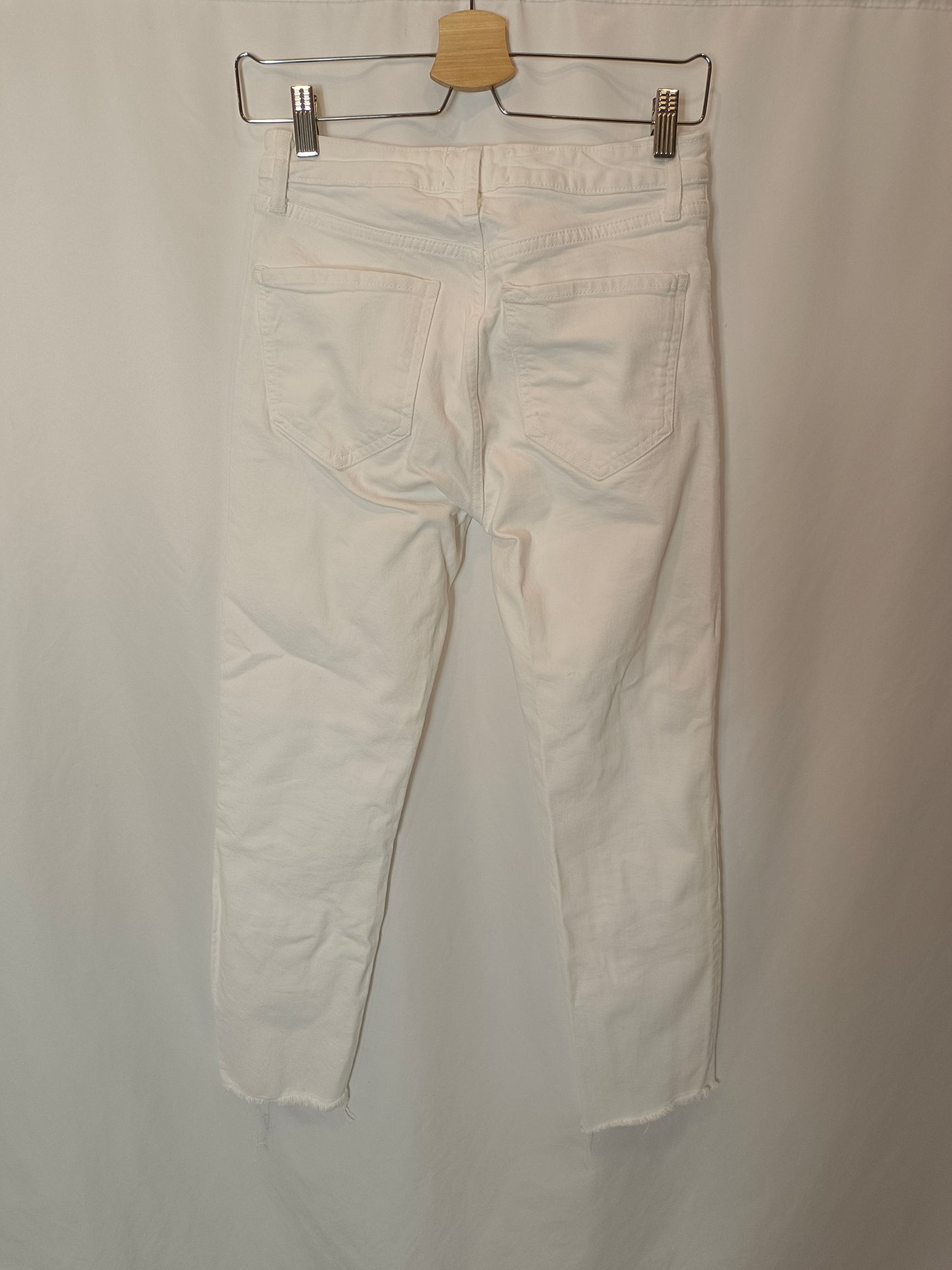 ZARA. Pantalón blanco recto denim T.36