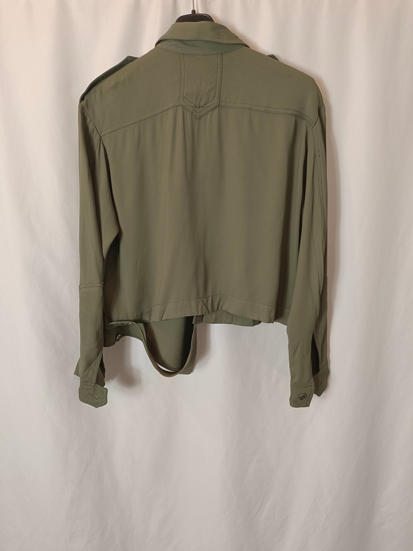 ZARA. Blusa fluida verde T.xs