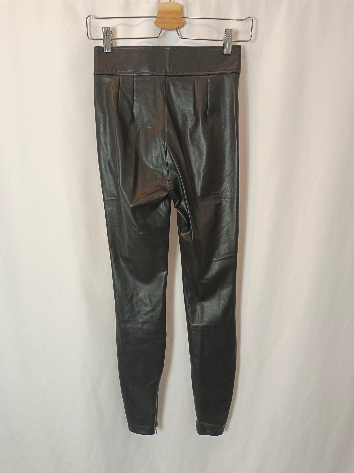 ZARA. Black faux leather leggings T.xs