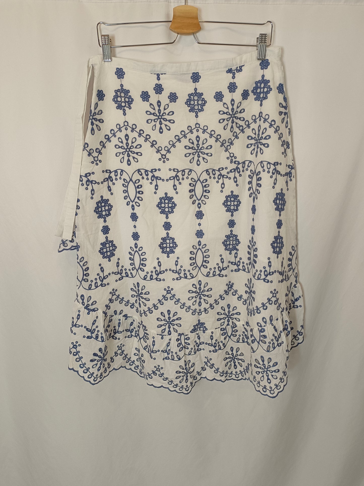 TINTORETTO. Falda midi blanca bordada T.42