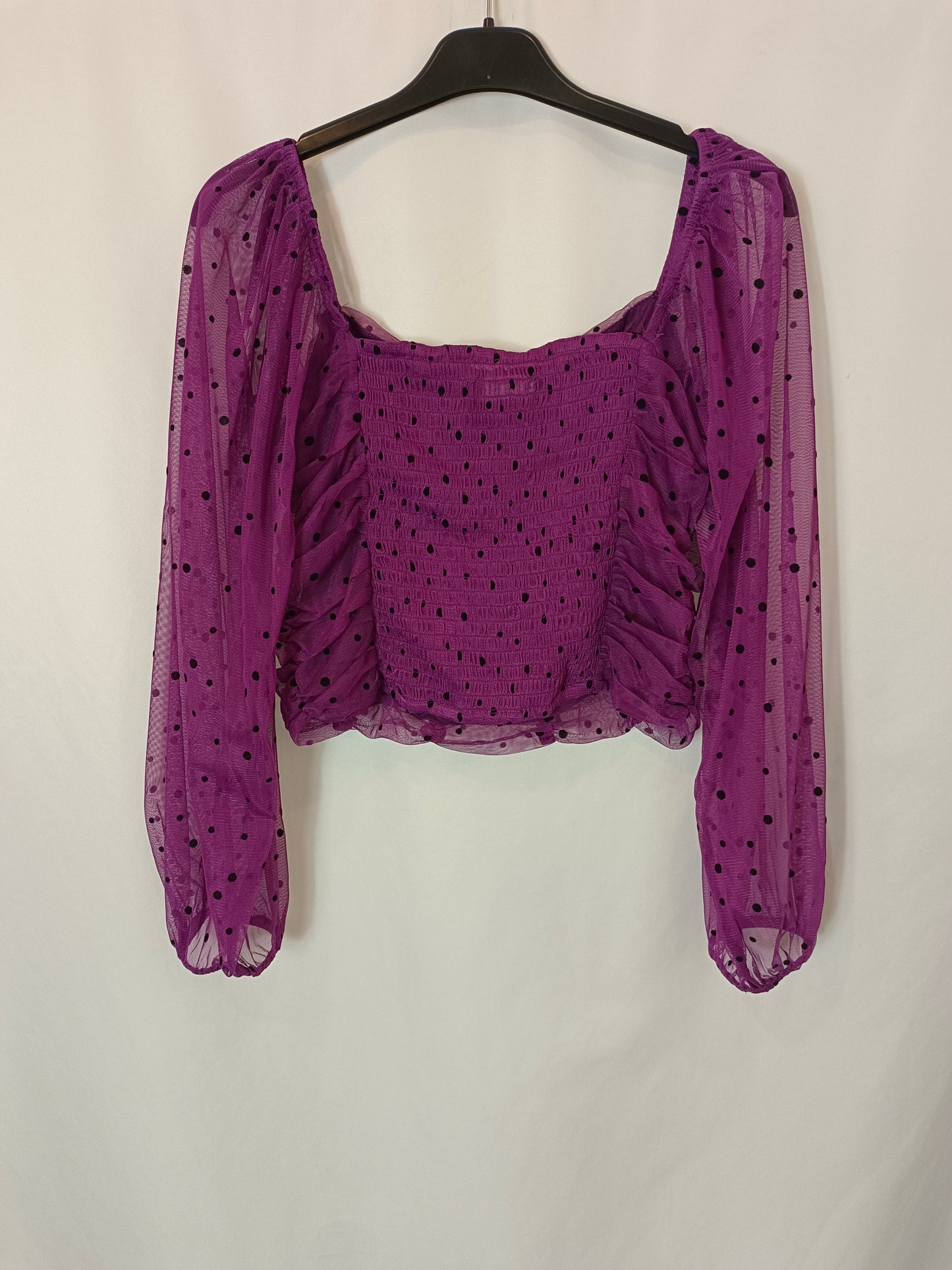 BERSHKA. Top morado tull lunares T.m