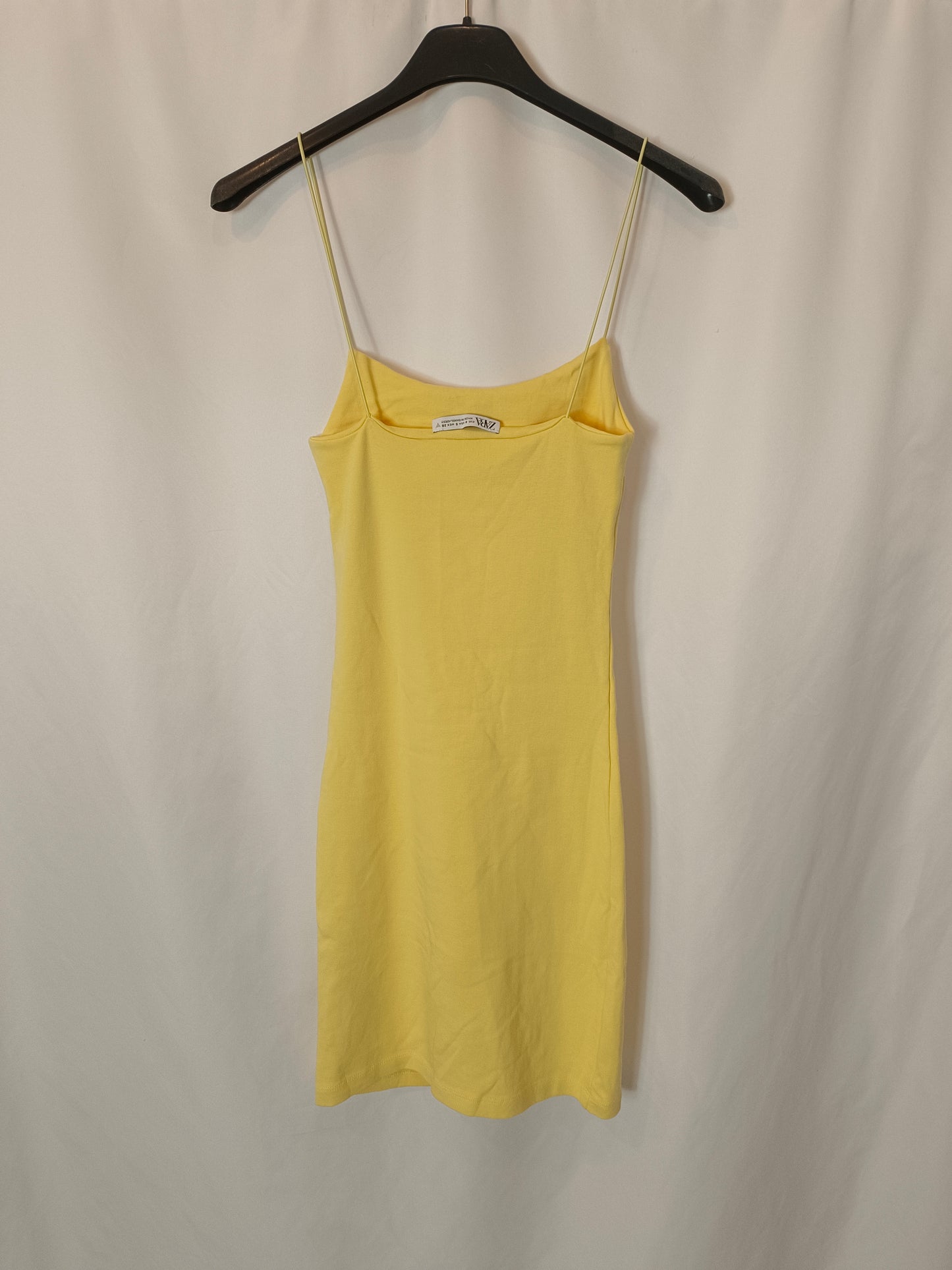ZARA. Vestido amarillo entallado T.s