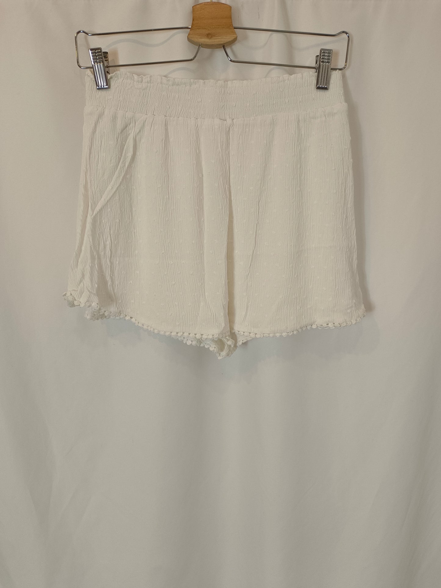 STRADIVARIUS. Pantalón corto blanco plumeti T.l