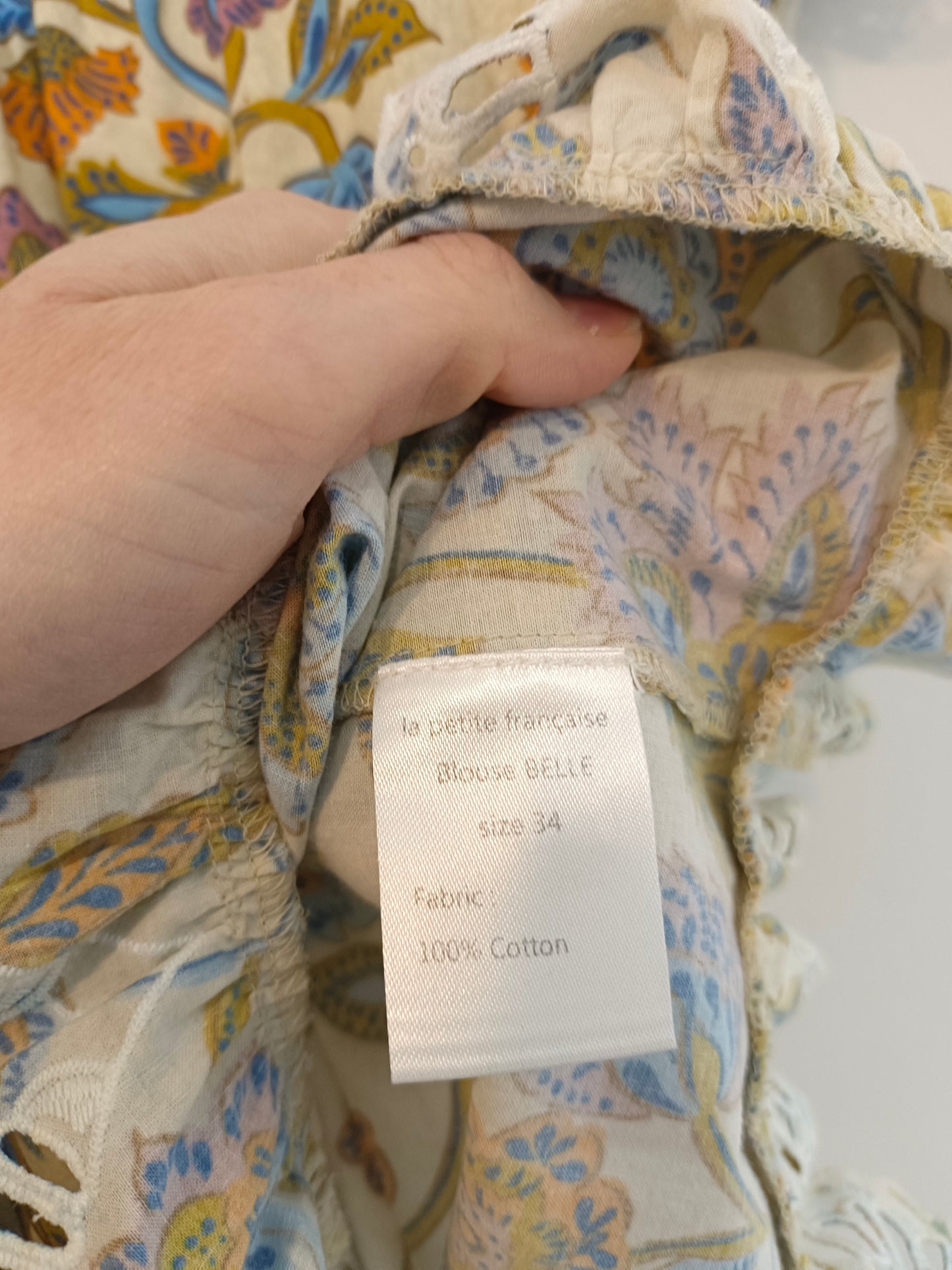 THE PETITE FRANÇAISE. Beige floral blouse T.34 (S)