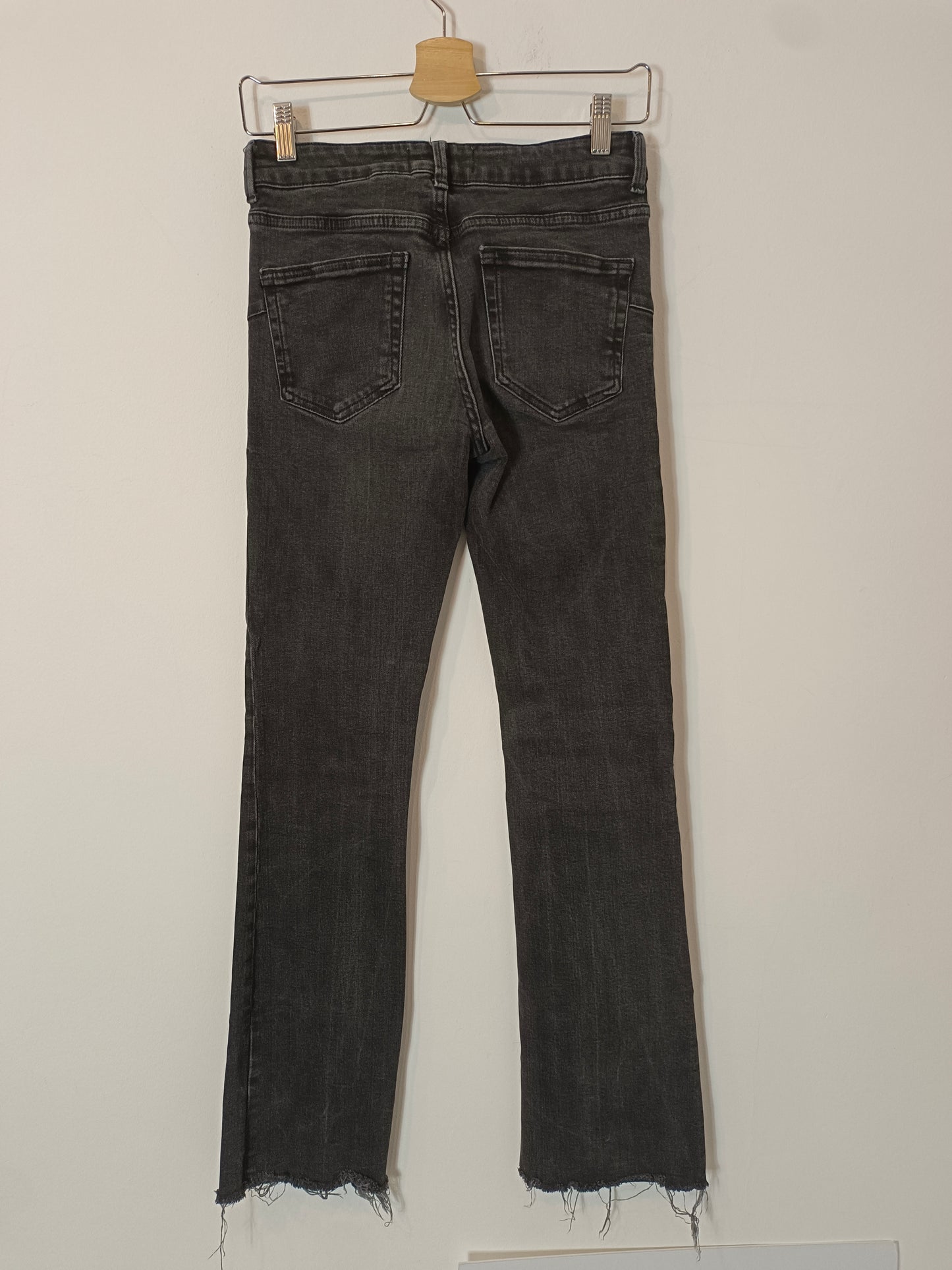 ZARA. Pantalón negro acampanado T.38