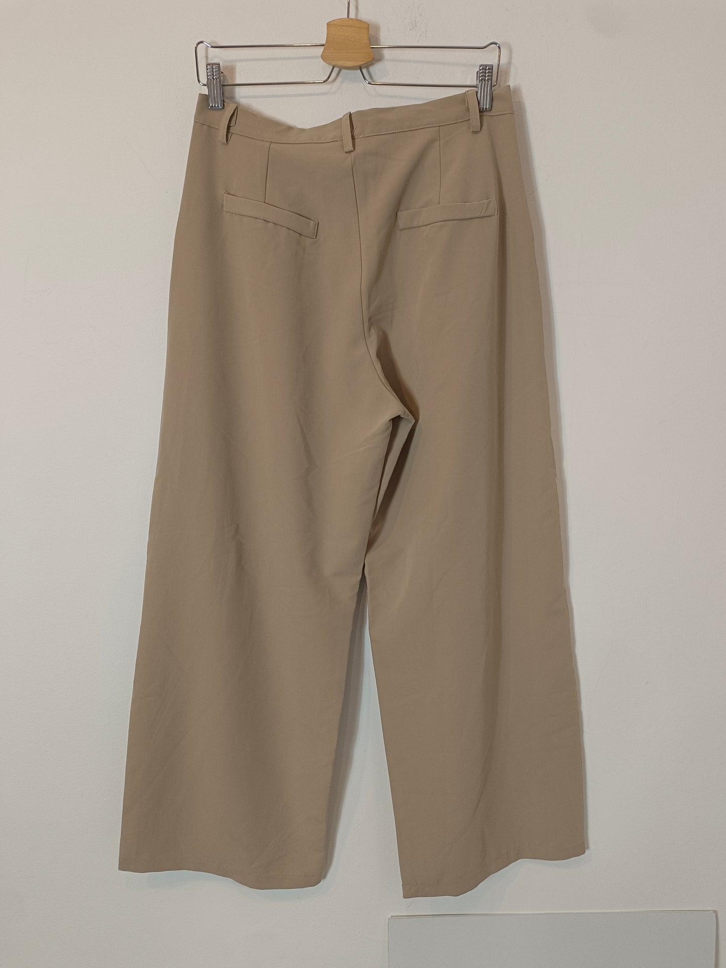 WIYA. Pantalón beige pinzas T.l