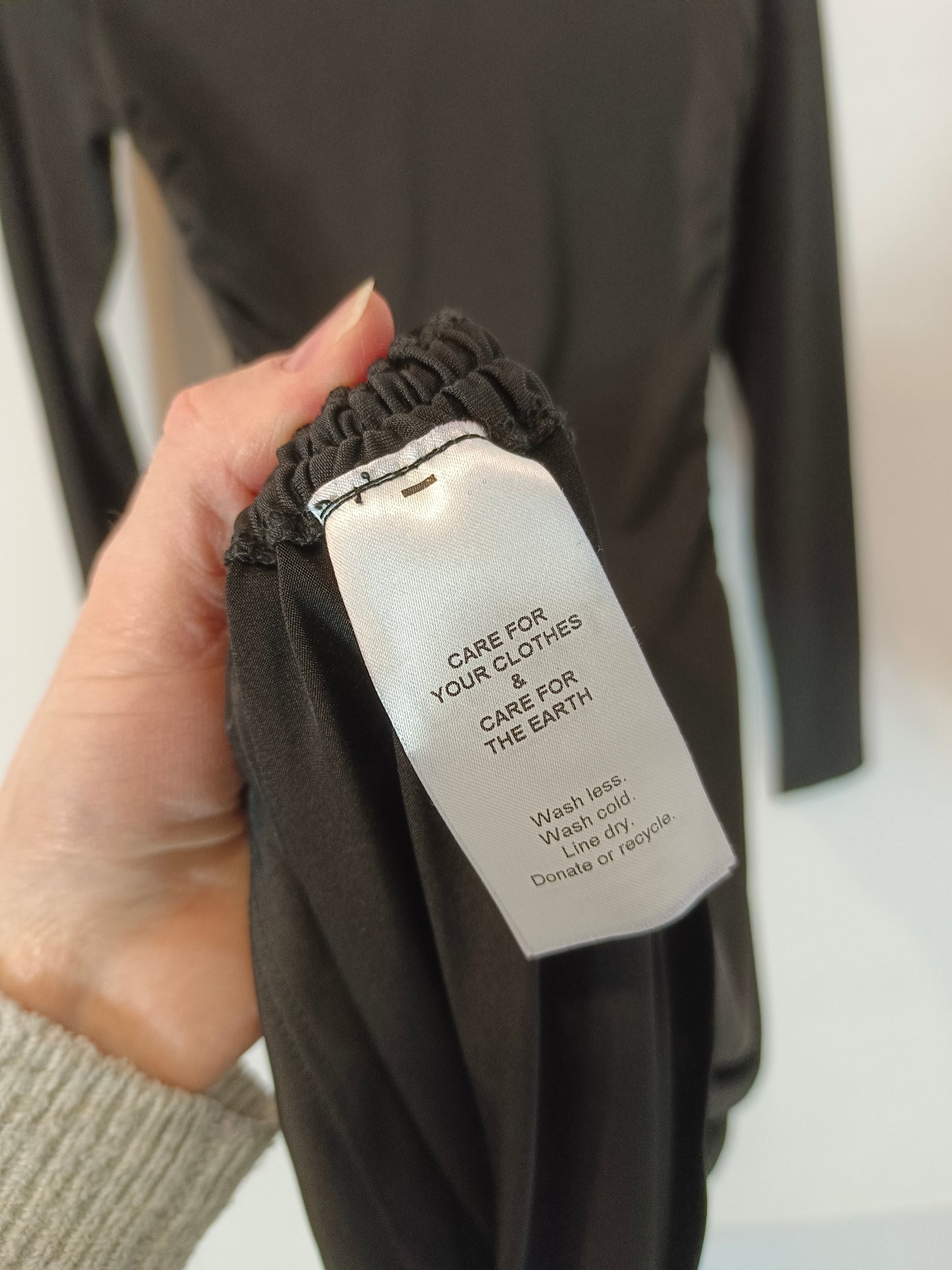 LEGER. Vestido midi negro fruncido T.34