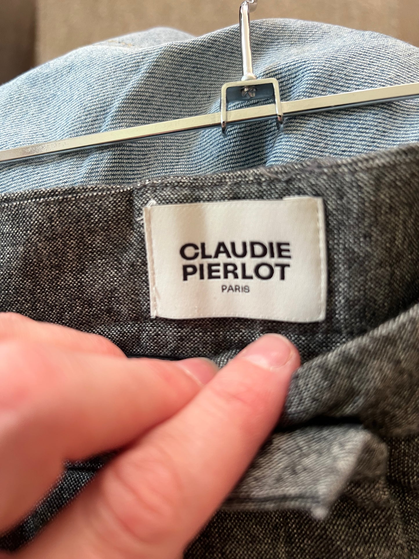 CLAUDIE PIERLOT. Pantalón espiga gris pinzas