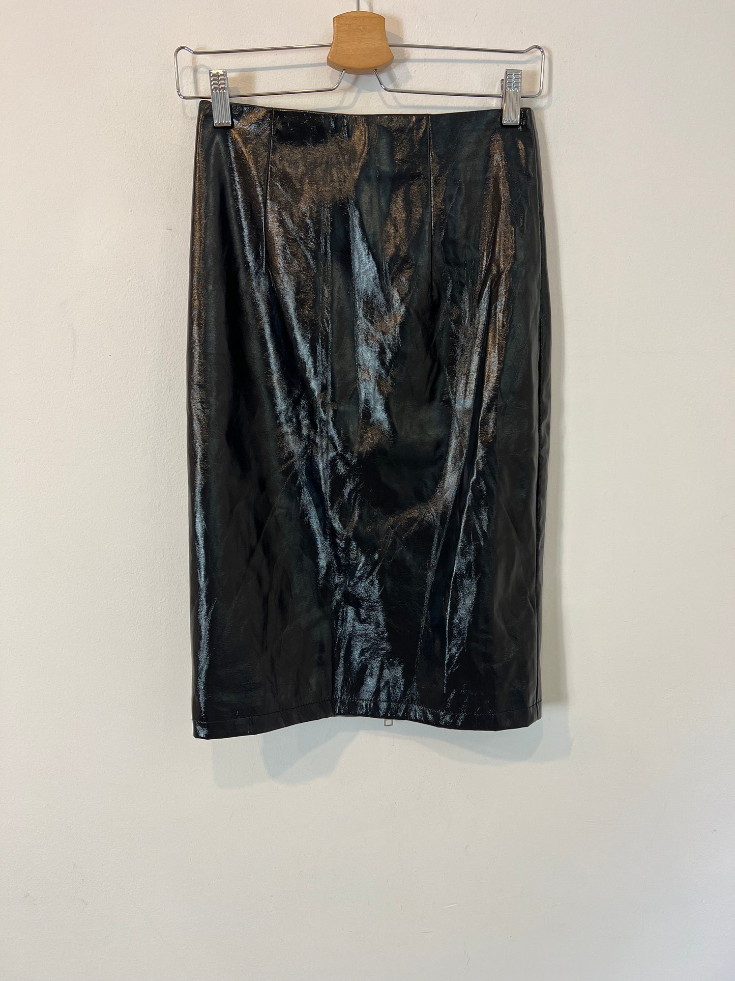 FOREVER21. Falda negra vinilo T.s