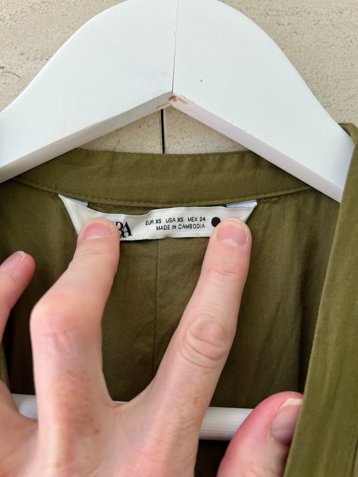 ZARA. Vestido verde abotonado T.xs