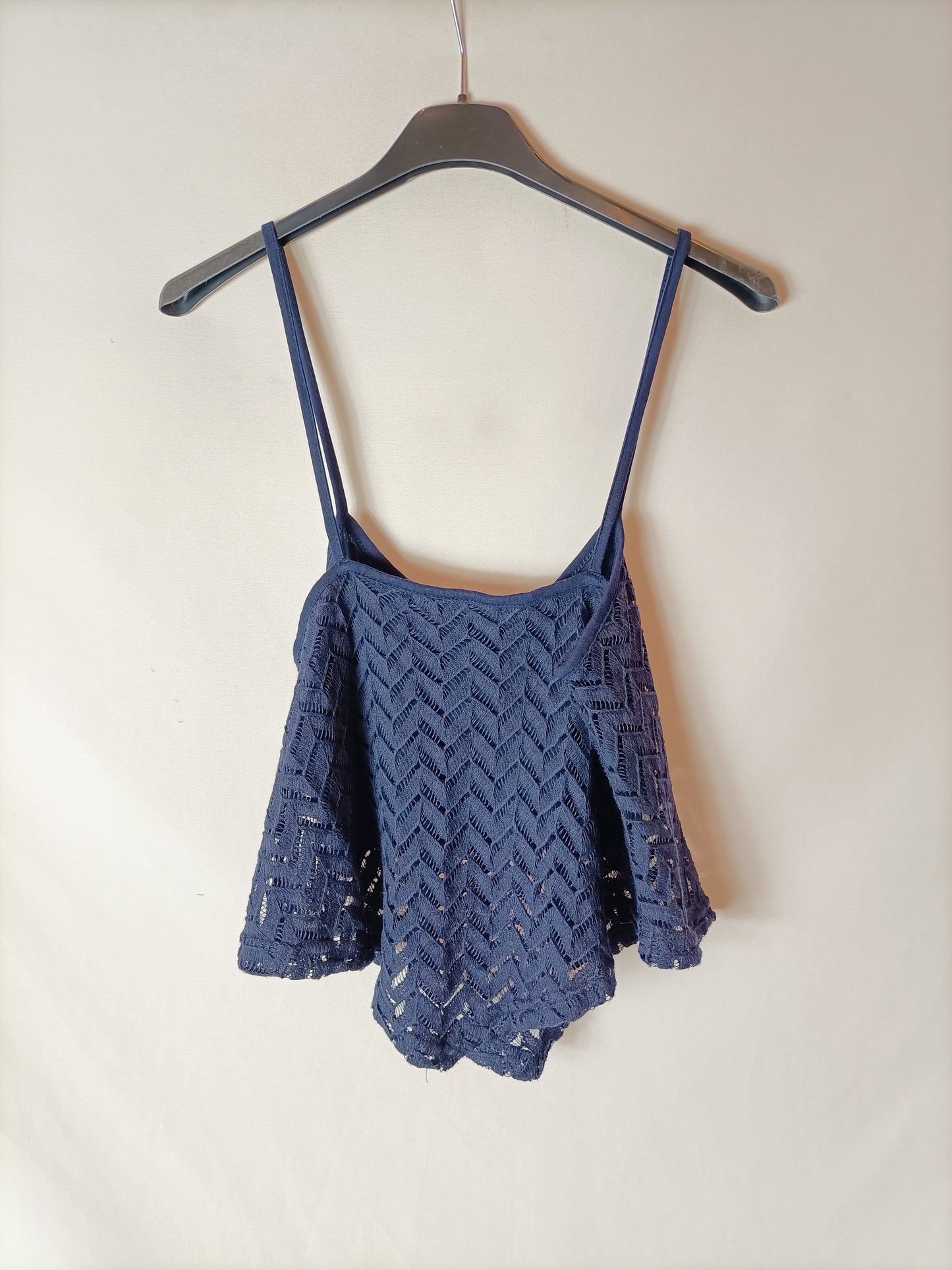 BERSHKA. Croptop azul encaje T.m