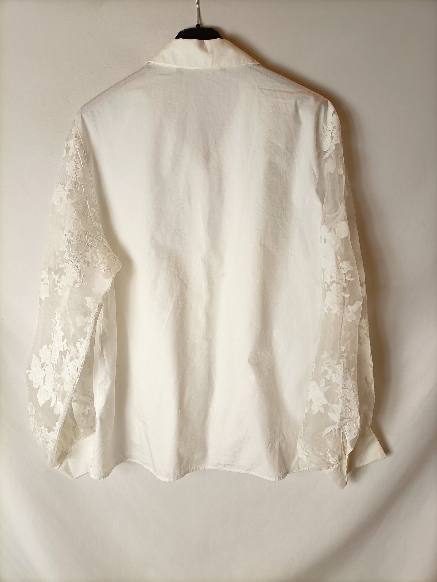 ZARA. Blusa blanca manga semitransparente. T L