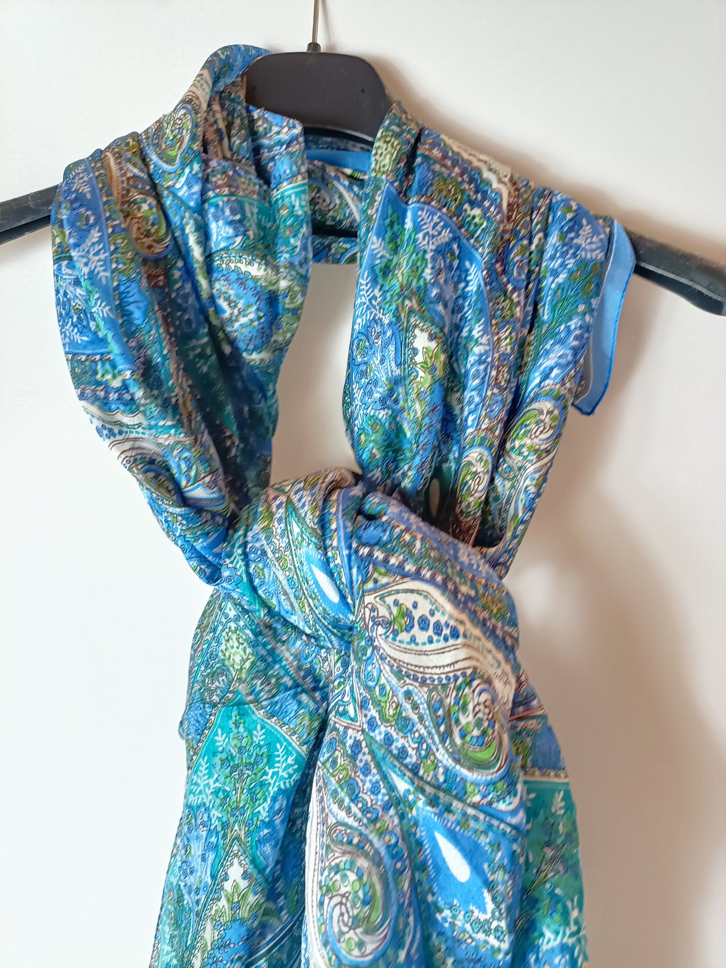 OTRAS. Pañuelo seda azul estampado