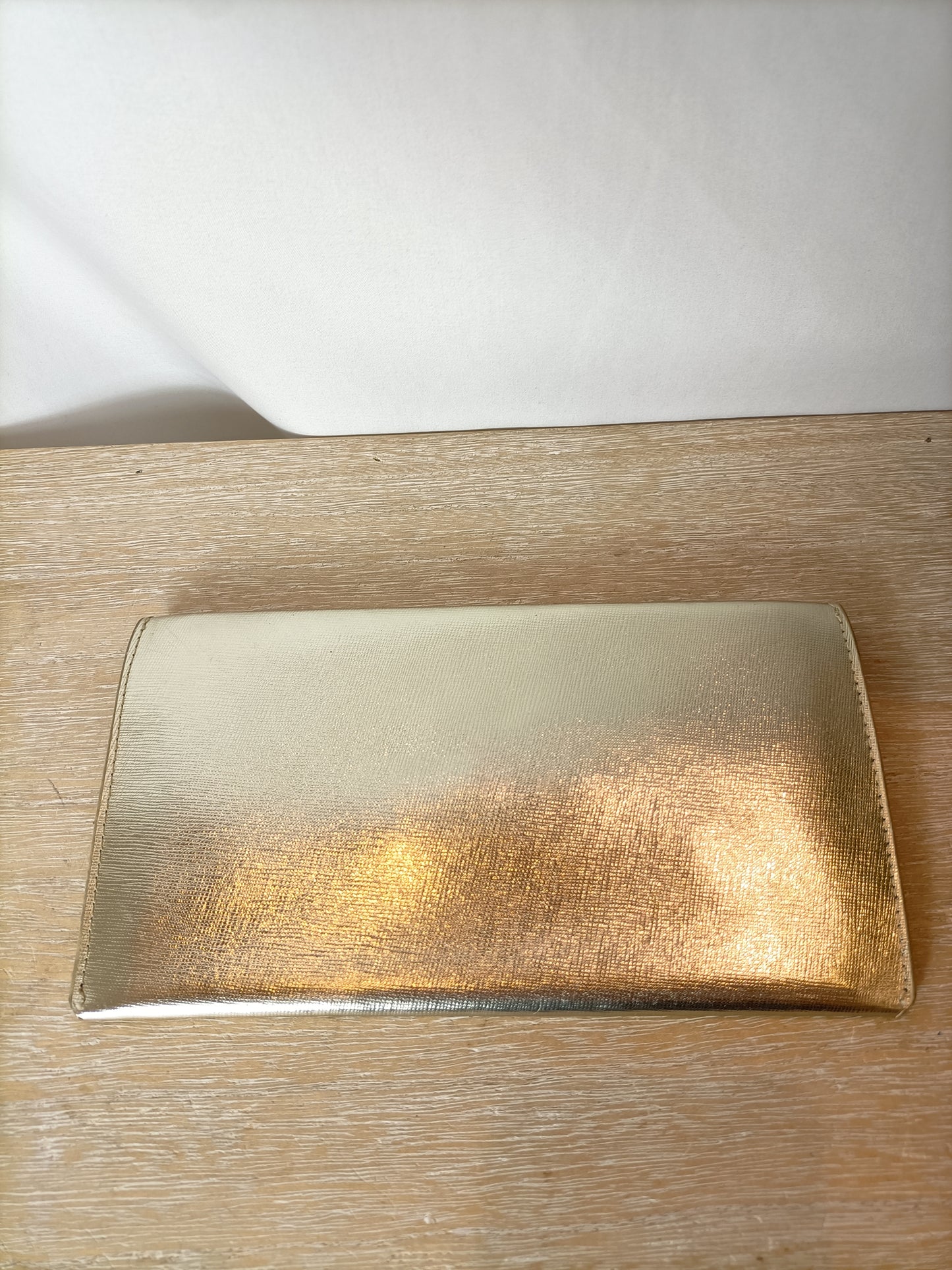 FUN&BASICS. Cartera de mano dorada