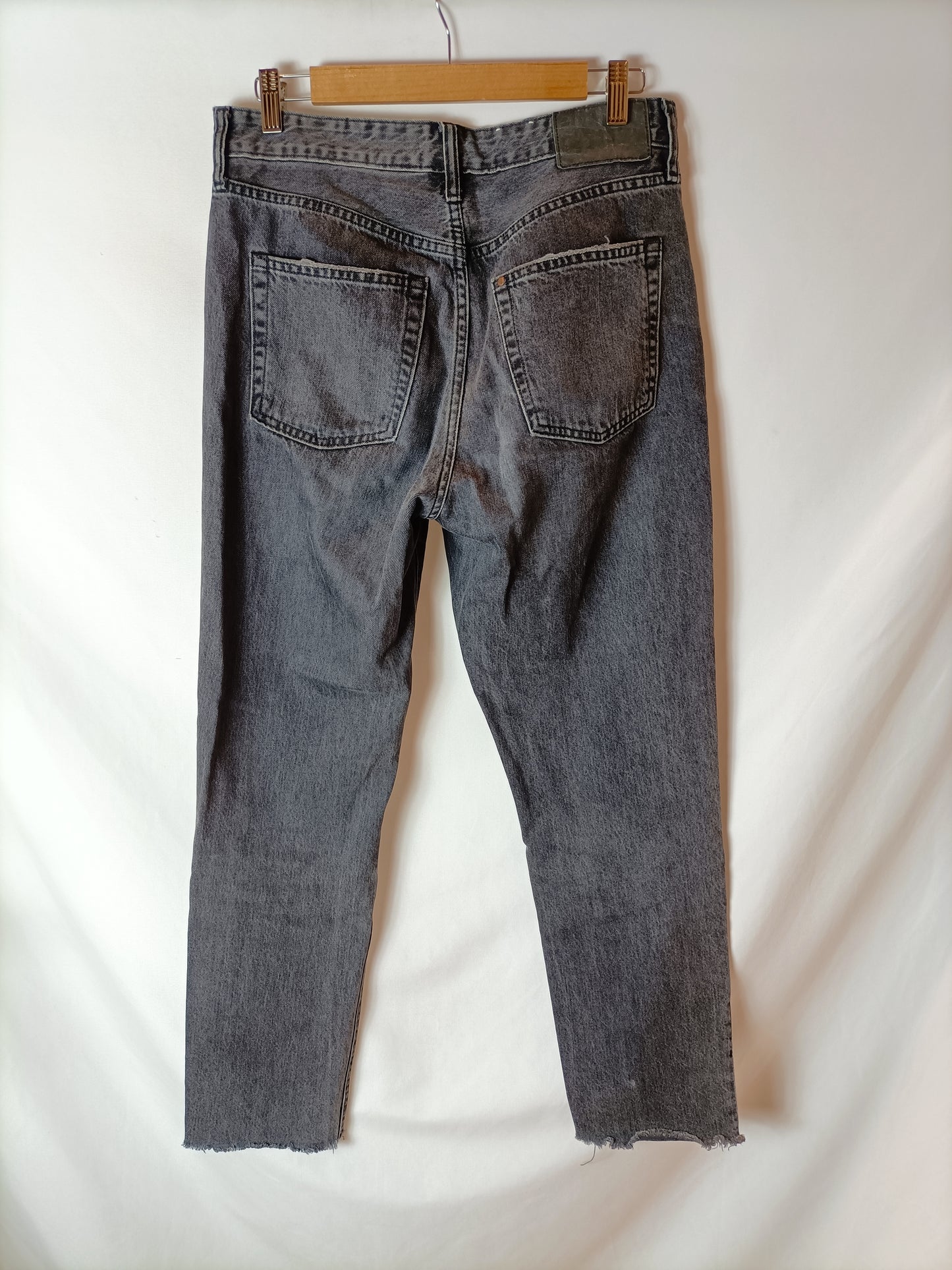 H&M. Pantalón denim negro T.40