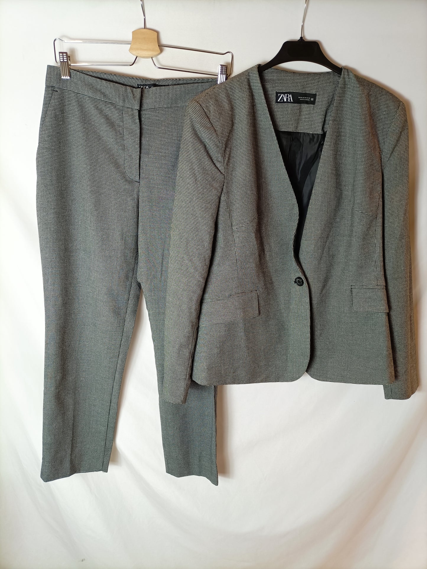 ZARA. Gray and black houndstooth dress pants. Size 40